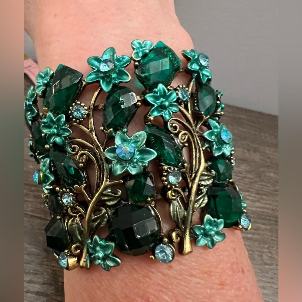 Stunning Green and goldtone Floral clamper Bracelet size 6